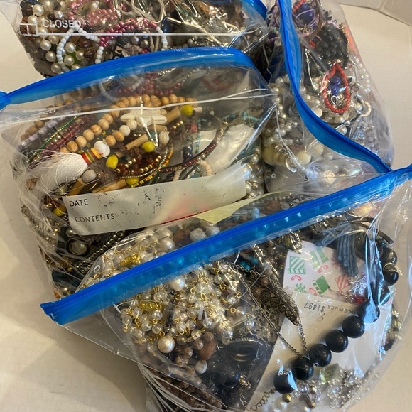 5 LB ESTATE Mystery Bulk Lot ANTIQUE VTG MODERN JEWELRY Reseller Lot - Picture 7 of 13